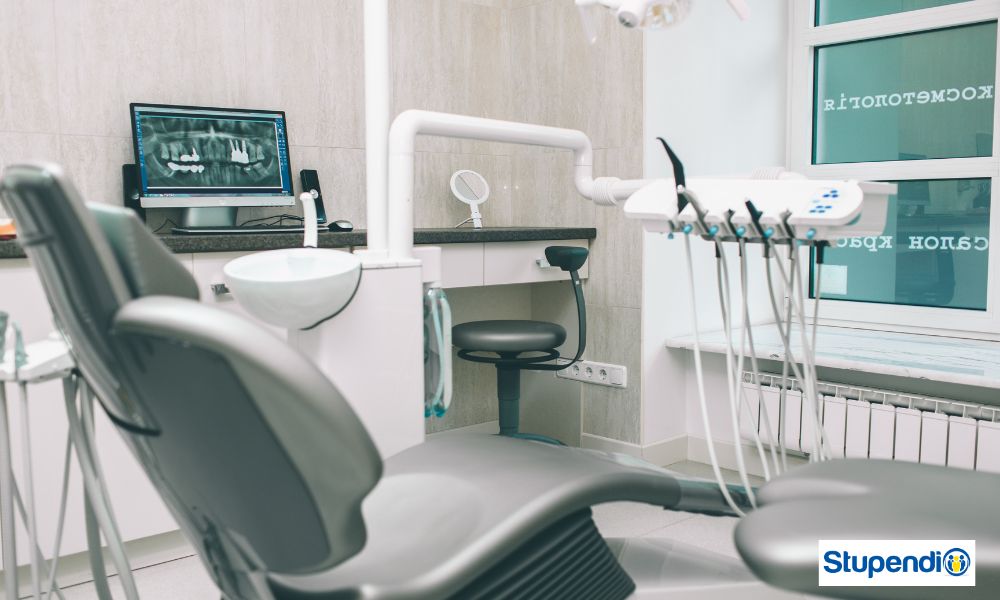 Scopri quanto guadagna un dentista in Italia, dalle prime esperienze fino alle specializzazioni più remunerative.